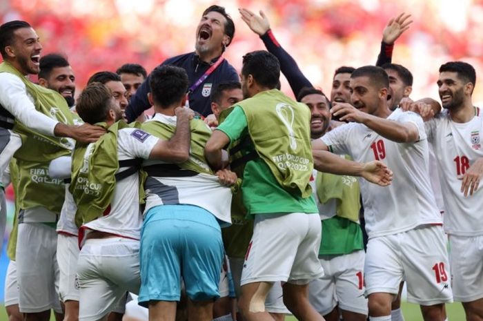 Timnas Iran merayakan kemenangan atas Wales pada laga kedua fase grup Piala Dunia 2022.
