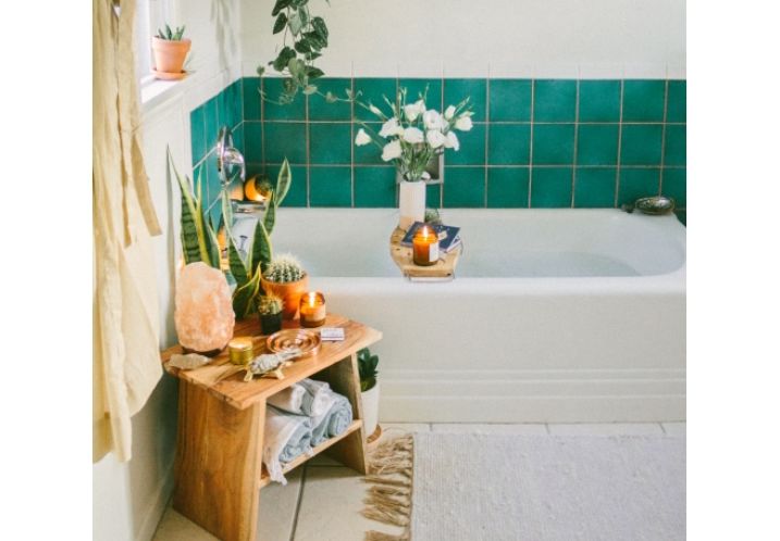 Membangun suasana santai di kamar mandi dengan aksesori fungsional dan estetik.