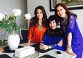 Cantiknya Potret dan Gaya Ibu Venna Melinda yang Awet Muda