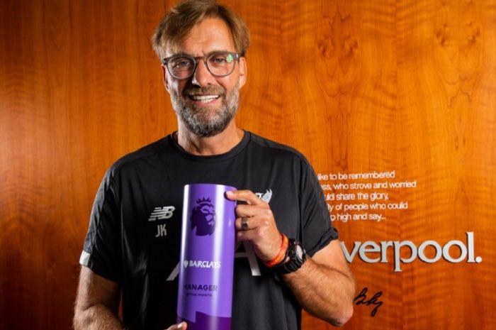 Manajer Liverpool, Jurgen Klopp, saat menerima penghargaan Manager of the Month Liga Inggris 2019/.20 untuk bulan Agustus