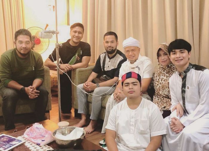Teuku Wisnu dan kawan-kawan sempat membesuk ustaz Arifin Ilham setelah dikabarkan meninggal