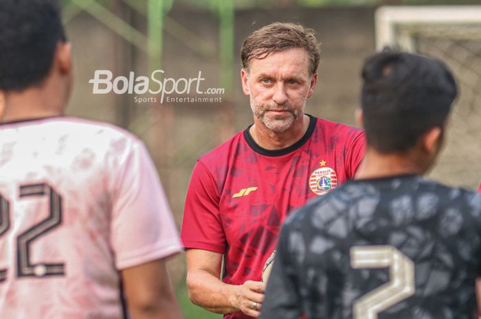 Pelatih Persija Jakarta, Thomas Doll, sedang memberikan intruksi kepada para pemainnya ketika berlatih di Lapangan Nirwana, Sawangan, Jawa Barat , 7 Juli 2022.