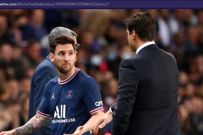 Megabintang Paris Saint-Germain, Lionel Messi (kiri), dan sang pelatih, Mauricio Pochettino. 