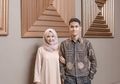 6 Inspirasi Outfit Formal Couple Bareng Si Dia untuk Kondangan. Manis!