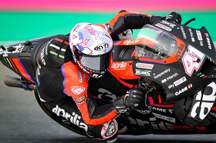 Helm Aleix Espargaro sudah dipastikan bakal dilempar ke tribun Sirkuit Mandalika usai balapan MotoGP Indonesia 2022