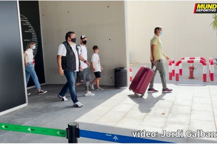Momen kedatangan Lionel Messi dan keluarganya di Bandara El Prat.