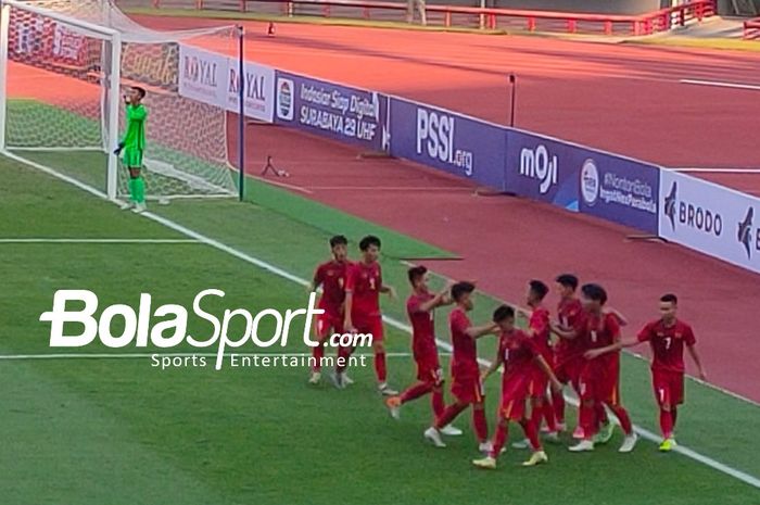 Selebrasi pemain Vietnam, Dinh Xuan Tien usai menjebol gawang Hong Kong dalam laga grup F Kualifikasi Piala Asia U-20 2023 di Stadion Gelora Bung Tomo (GBT) Surabaya, Rabu (14/9/2022).