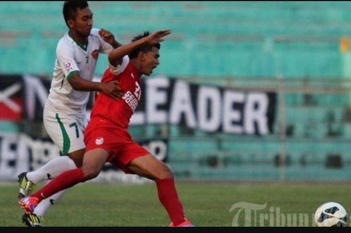 Pemain Bontang FC (sebelumnya bernama PKT Bontang), Achmad Setiawan (kiri) merebut bola dari pemain PSM Makassar, Aswar Amirullah di laga play off IPL 2013 di Stadion Gelora Bumi Kartini, Jepara.