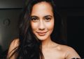 Pevita Pearce Punya 6 Gaya Seru Buat Tampil Kece Saat Musim Hujan! Tiru Yuk!