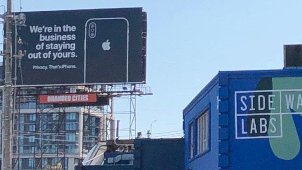 Billboard milik Apple di kawasan Side Walk Lab, Toronto, Kanada