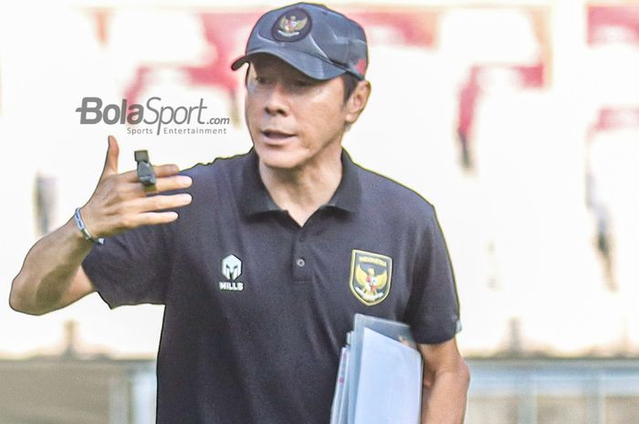 Pelatih timnas Indonesia, Shin Tae-yong, tampak sedang memberikan intruksi kepada para pemainnya saat berlatih di Stadion Gelora Bung Karno, Senayan, Jakarta, 20 Desember 2022.