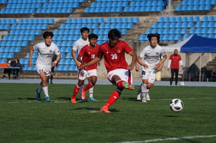 Pemain timnas U-19 Indonesia saat menghadapi Kyungil University, Kamis (7/4/2022).