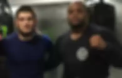 Khabib Nurmagomedov bersama Daniel Cormier