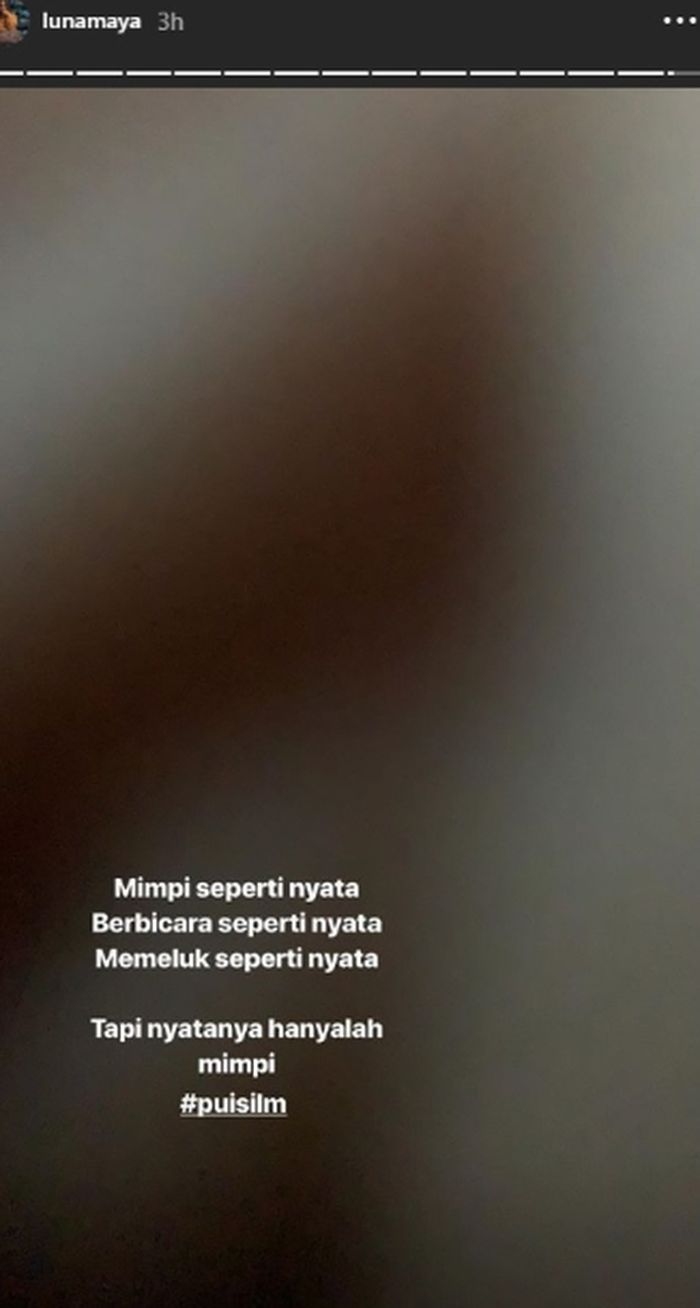 Luna Maya Tulis sebuah puisi