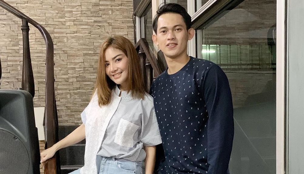 Hubungannya Ditentang Ibunda Irfan Sbaztian Irma Darmawangsa Tahan Tangis Kamu Pilih Aku Atau Umi Semua Halaman Nova