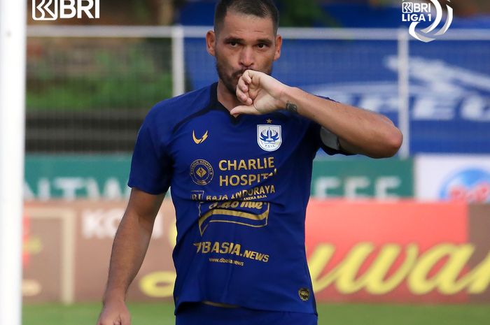Pemain PSIS Semarang, Wallace Costa melakukan selebrasi setelah berhasil mencetak gol ke gawang Tira Persikabo pada laga pekan ke-28 di Stadion I Gusti Ngurah Rai, Denpasar, Senin (28/2/2022).
