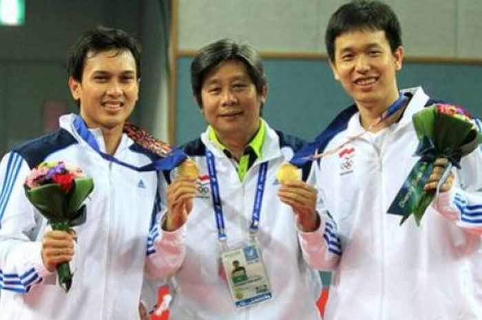 Mohammad Ahsan (kiri), Herry IP (tengah), dan Hendra Setiawan (kanan) berfoto bersama setelah merebut medali emas Asian Games 2014.
