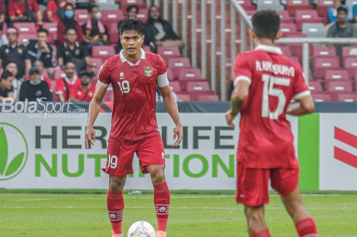 Kapten timnas Indonesia, Fachruddin Aryanto, sedang menguasai bola saat bertanding dalam laga pekan pertama Grup A Piala AFF 2022 di Stadion Gelora Bung Karno, Senayan, Jakarta, 23 Desember 2022.