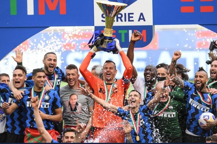 Skuad Inter Milan merayakan gelar juara Liga Italia 2020-2021.