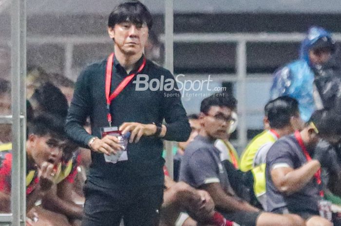 Pelatih timnas Indonesia, Shin Tae-yong, nampak sedang memantau para pemainnya saat bertanding di Stadion Pakansari, Bogor, Jawa Barat, 27 September 2022.