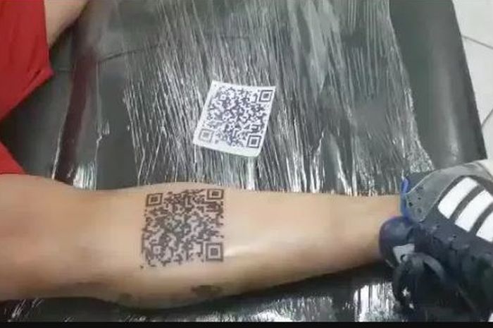 Gambar tato barcode milik salah seorang fan River Plate.