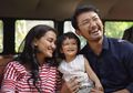 Berada di Kasir, Si Kecil Salma Tunjukan Tingkah Laku yang Menggemaskan