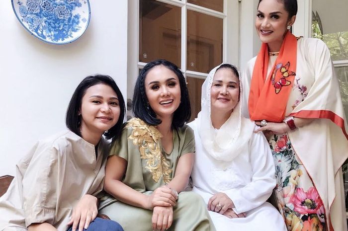 Rochma Widadiningsih bersama Krisdayanti dan Yuni Shara