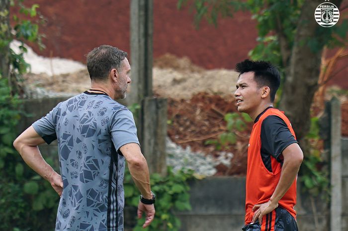 Witan Sulaeman saat berdiskusi dengan pelatih Persija Jakarta, Thomas Doll dalam latihan perdana bersama Macan Kemayoran pada Sabtu (4/2/2023).