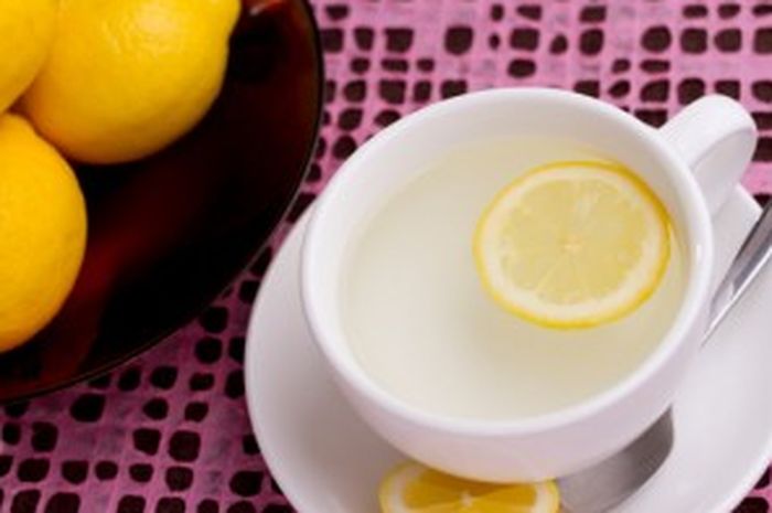 Manfaat minum air lemon hangat setiap pagi.