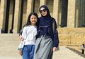 Putri Fenita Arie Membantu Membuat Cireng Sambil Lesehan, ART Sampe Pakai Helm