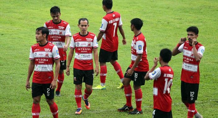 Para pemain Madura United usai latihan bersama Arema FC di Stadion Kanjuruhan, Malang, Rabu (21/10/2020).