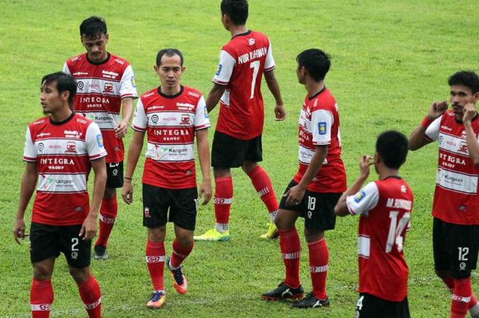 Para pemain Madura United usai latihan bersama Arema FC di Stadion Kanjuruhan, Malang, Rabu (21/10/2020).