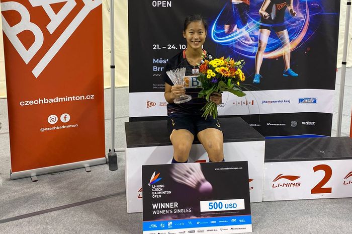 Pebulu tangkis tunggal putri Indonesia, Putri Kusuma Wardani, berpose setelah menjuarai Czech Open 2021, Minggu (24/10/2021).