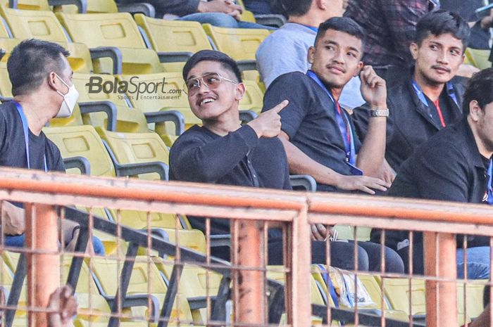 Direktur PT Persis Solo Saestu, Kaesang Pangarep (kaca mata), nampak sumringah saat memantau timnya bertanding dalam laga pekan kelima Liga 1 2022 di Stadion Wibawa Mukti, Cikarang, Jawa Barat, 19 Agustus 2022.