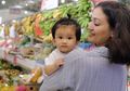 Tingkah Si Kecil Salma Ini Bikin Hati Atiqah Hasiholan Terharu