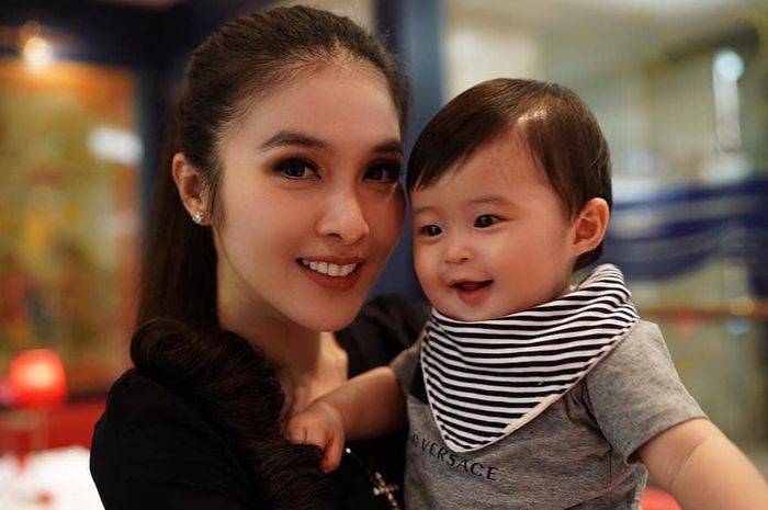 Tak Mau Lepas dari Pelukan sang Paman, Aksi Lucu Raphael Moeis Curi Perhatian