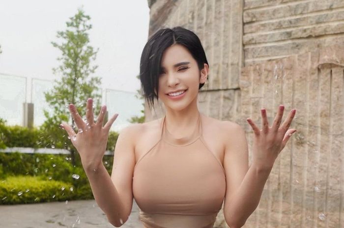 Pakai Crop Top Tali Tipis Potret Seksi Dan Hot Maria Vania Bikin Salah Fokus Stylo