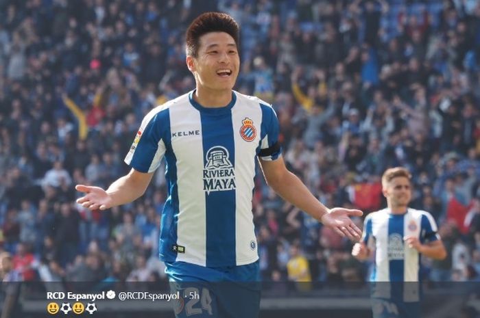 Penyerang Espanyol, Wu Lei, merayakan gol ke gawang Real Valladolid dalam partai Liga Spanyol, Sabtu (2/3/2019)