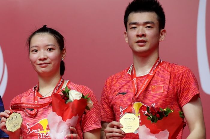Ganda campuran China, Zheng Siwei (kanan) dan Huang Yaqiong (kiri), berpose bersama sesaat setelah berhasil memenangi Indonesia Masters 2019.