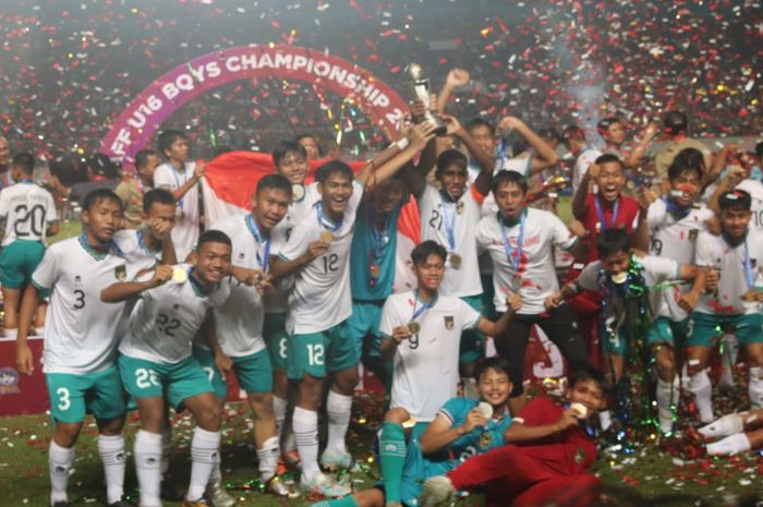 Timnas U-16 Indonesia, merayakan keberhasilan menjuarai Piala AFF U-16 2022 setelah mengalahkan Vietnam pada laga final, Jumat (12/8/2022) di Stadion Maguwoharjo, Sleman.