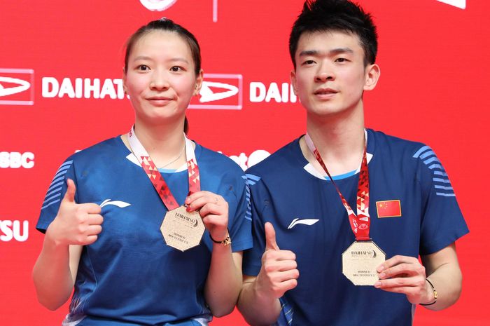Pasangan ganda campuran, Zheng Siwei/Huang Yaqiong, berpose dengan medali emas yang mereka raih usai menjuarai Indonesia Masters 2019.