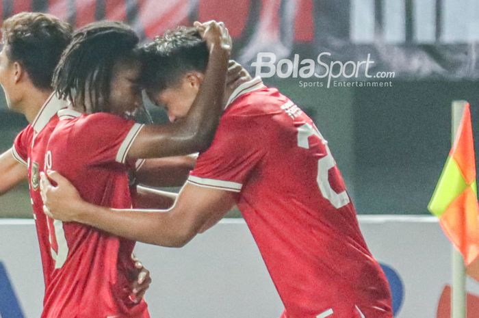 Dua pemain timnas U-19 Indonesia, Ronaldo Kwateh dan Rabbani Tasnim, merayakan gol dalam laga melawan Filipina di Grup A Piala AFF U-19 2022, Jumat (8/7/2022) di Stadion Patriot Candrabhaga, Bekasi.