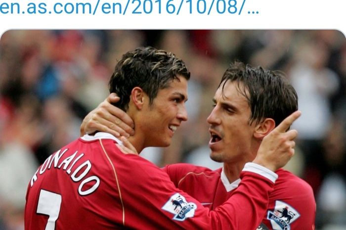 Cristiano Ronaldo dan Gary Neville melakukan selebrasi saat masih sama-sama membela Manchester United.