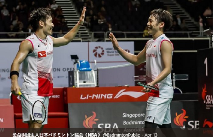 Takeshi Kamura (kanan) dan Keigo Sonoda melakukan tos saat bertanding pada semifinal Singapore Open 2019, di Singapore Indoor Stadium, Sabtu (13/4/2019).
