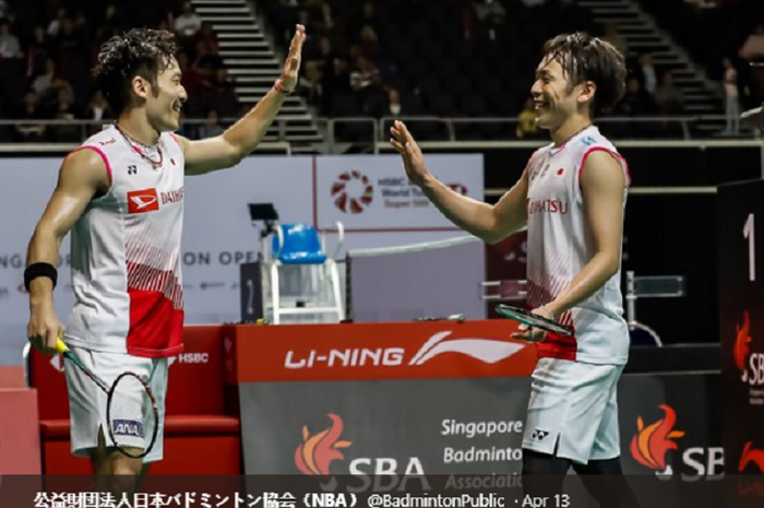 Takeshi Kamura (kanan) dan Keigo Sonoda melakukan tos saat bertanding pada semifinal Singapore Open 2019, di Singapore Indoor Stadium, Sabtu (13/4/2019).