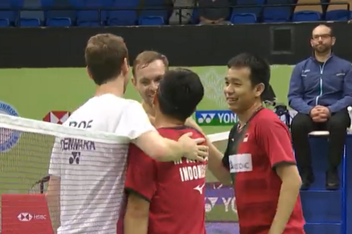 Mohammad Ahsan/Hendra Setiawan saat bersalam dengan Mathias Boe/Mads Conrad-Petersen (Denmark) usai memenangi babak perempat final Hong Kong Open 2019 di Hong kOng Coliseum, Jumat (15/11/2019).