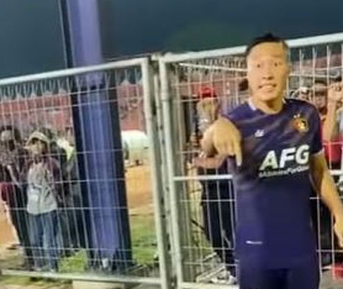 Pemain Persik Kediri, Arthur Irawan mengklarifikasi aksinya yang marah-marah kepada suporter pasca -kalah dari PSM Makassar, Jumat (2/9/2022).