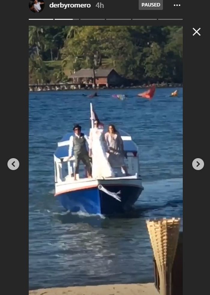 Nadine Chandrawinata datang dengan boat  