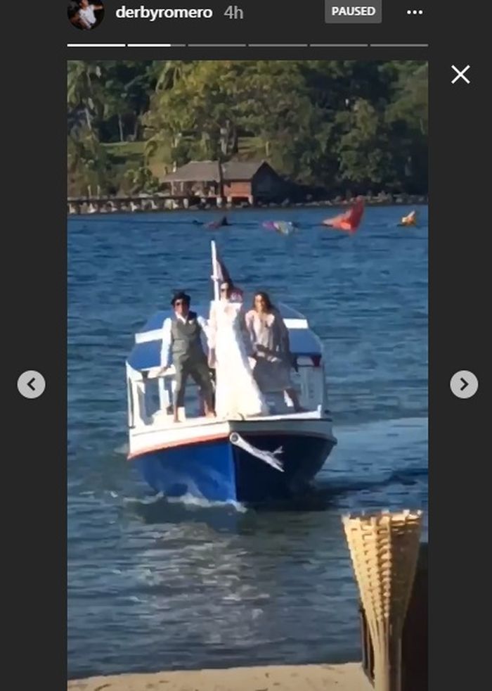 Nadine Chandrawinata datang dengan boat