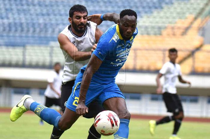 Striker Persib Bandung, Geoffrey Castillion, dikawal ketat oleh bek Tira Persikabo, Filiposyan, dalam laga uji coba di Stadion Gelora Bandung Lautan Api, Bandung, Jumat (21/2/2020).